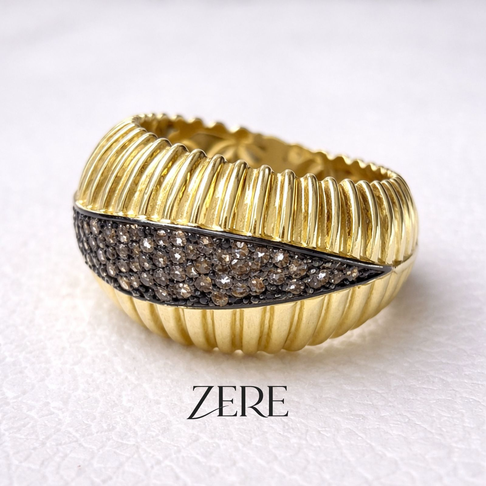 Кольцо Zere объемное с темными фианитами 18р 5.4гр  купить,501000