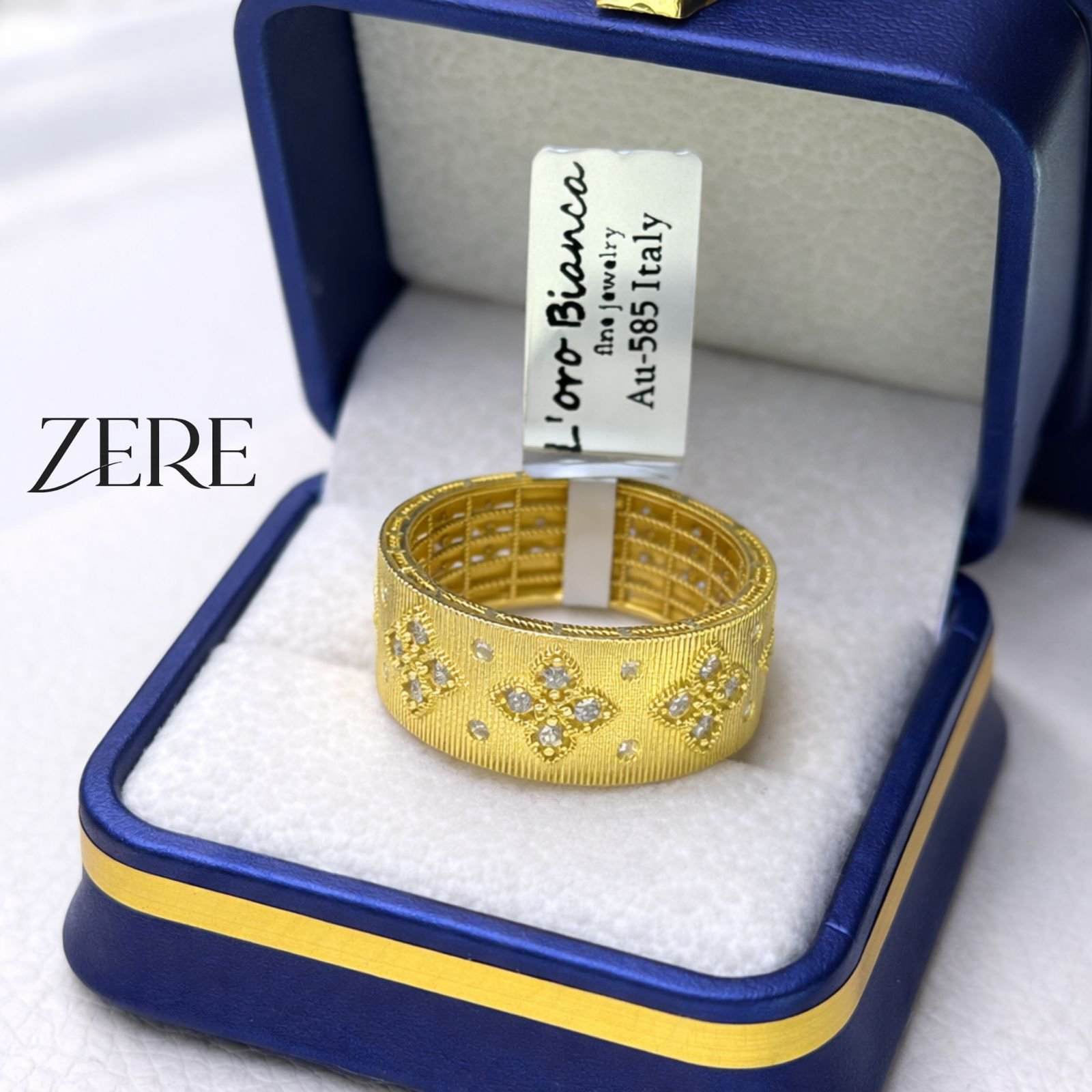 Кольцо Zere широкое с узором и камнями 18р 7.14гр - ForteMarket Кольцо Zere широкое с узором и камнями 18р 7.14гр купить,648450
