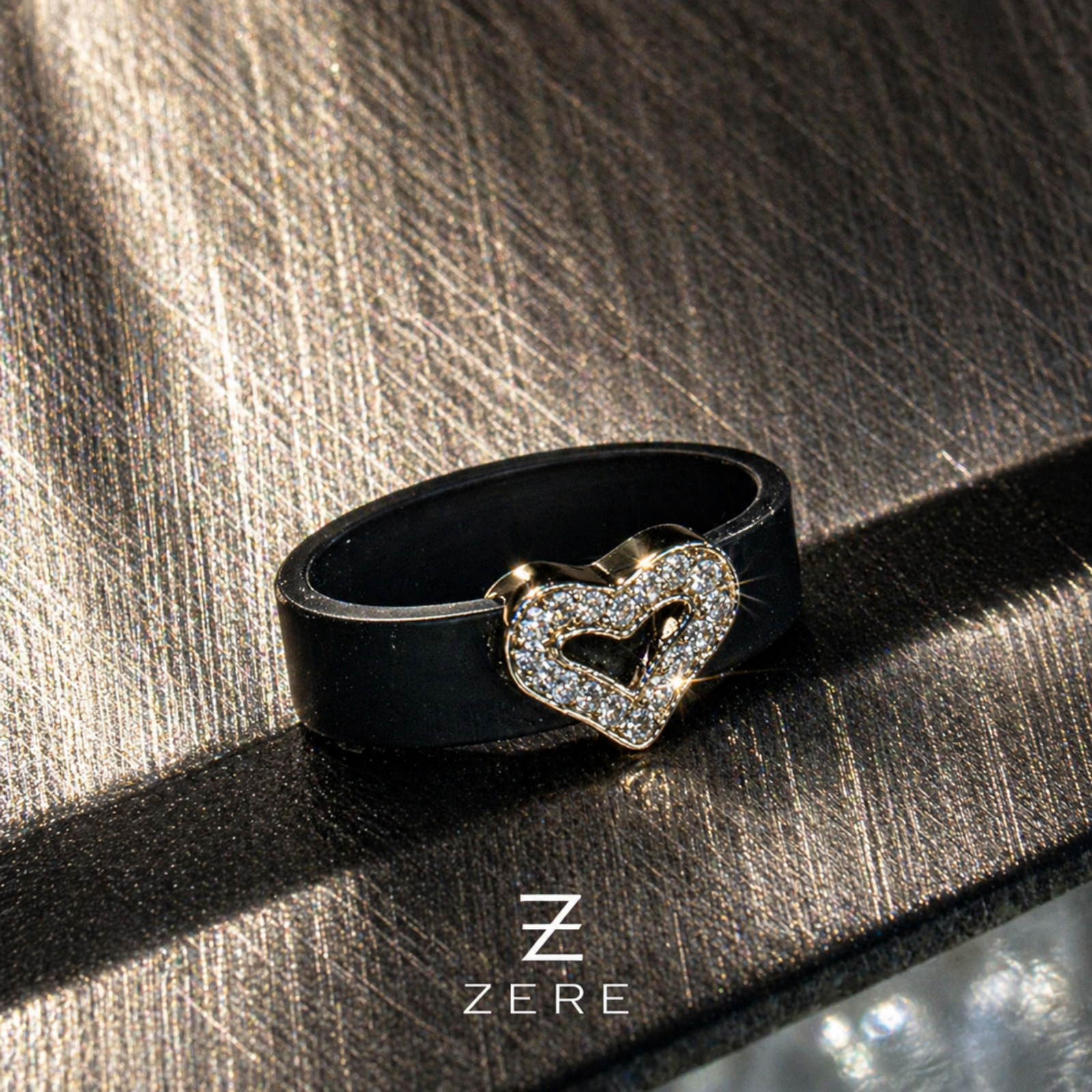 Кольцо Zere чёрное сердцем 16.5р 1.3гр купить,109300