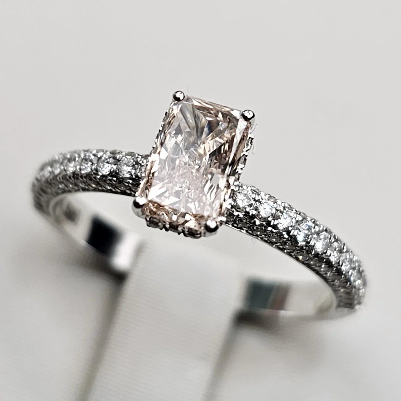 Кольцо Deimantas 110528594 17,5р 2,86гр 0,70ct 0,51ct. купить,NaN