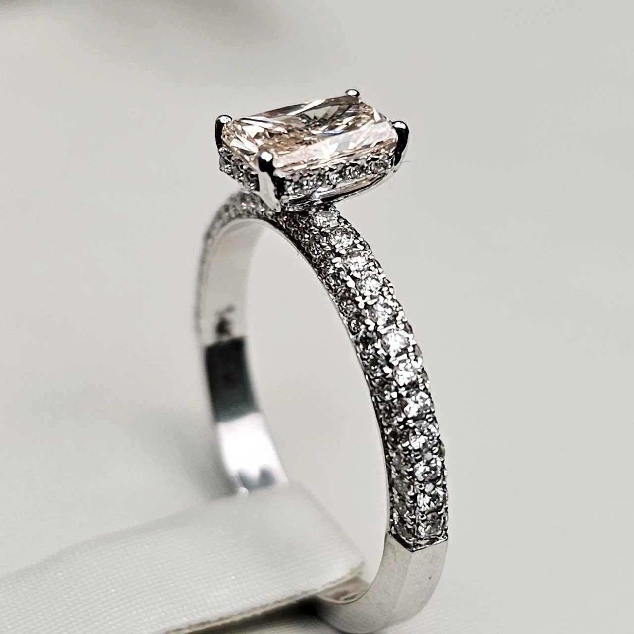 Кольцо Deimantas 110528594 17,5р 2,86гр 0,70ct 0,51ct. купить,NaN