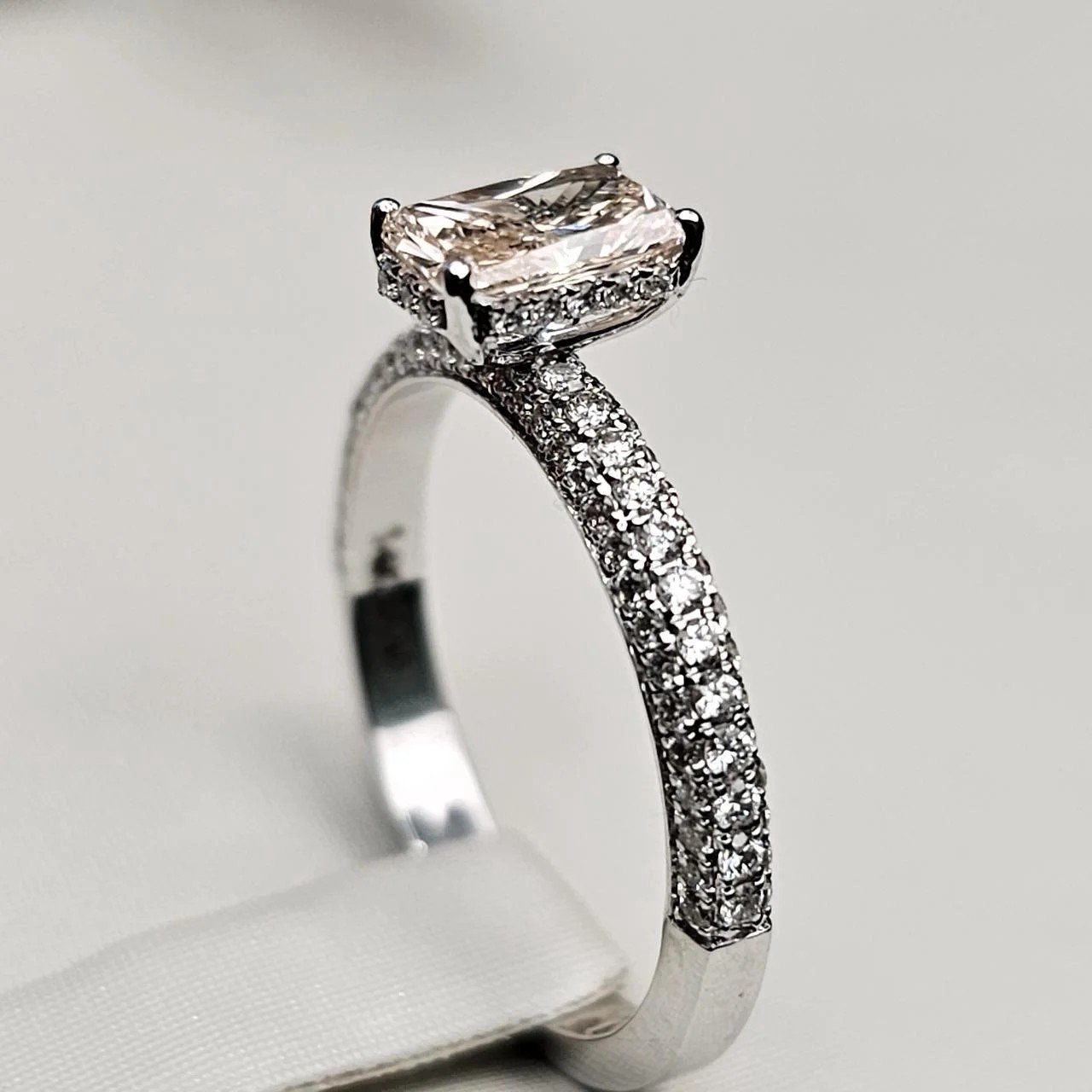 Кольцо Deimantas 110528594 17,5р 2,86гр 0,70ct 0,51ct. купить,NaN