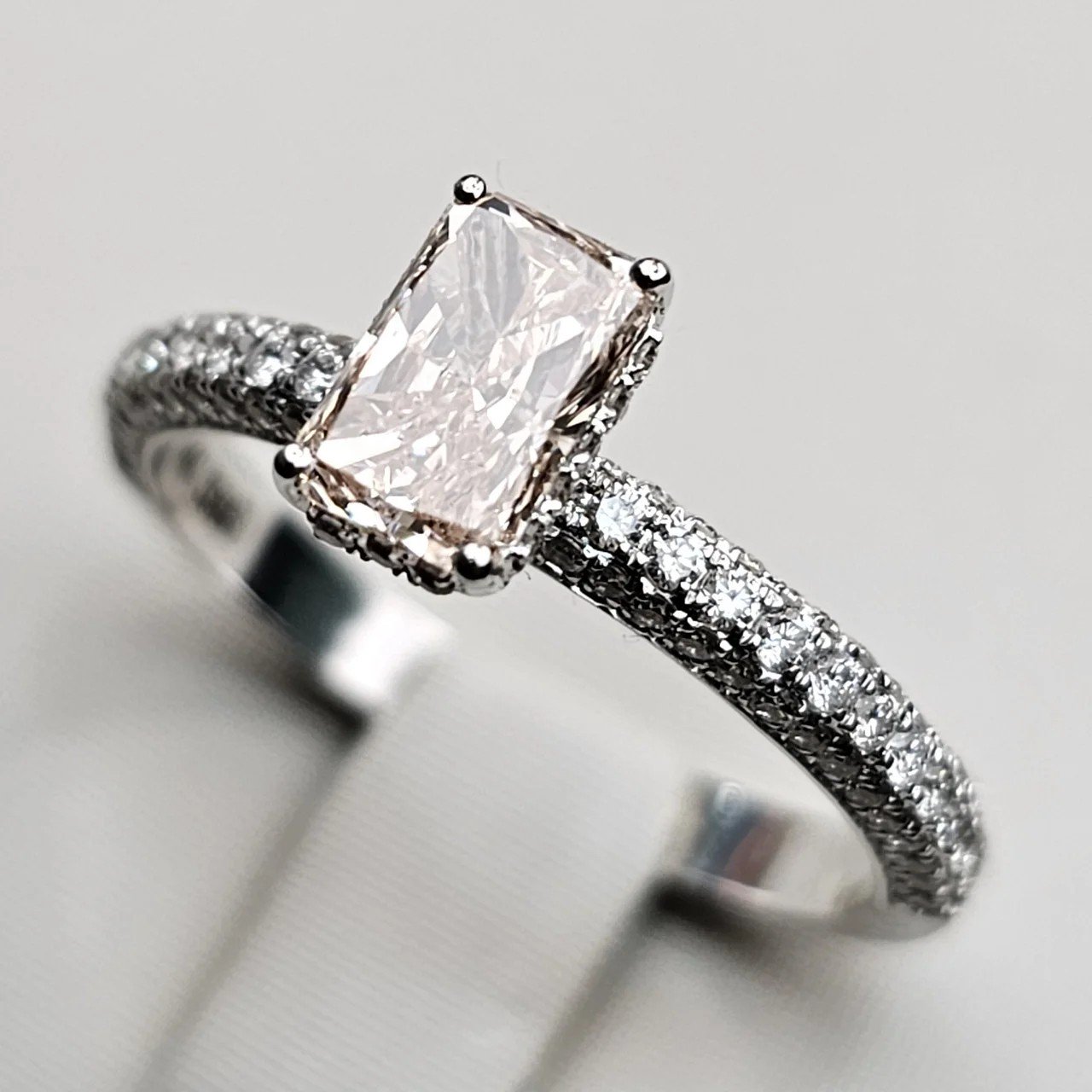 Кольцо Deimantas 110528594 17,5р 2,86гр 0,70ct 0,51ct. купить,NaN