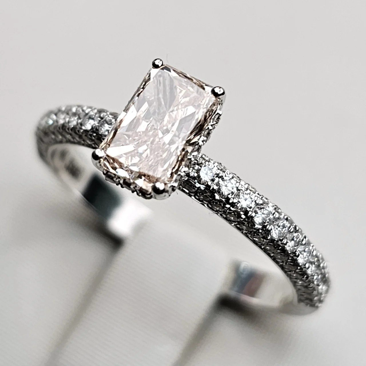 Кольцо Deimantas 110528594 17,5р 2,86гр 0,70ct 0,51ct. купить,NaN