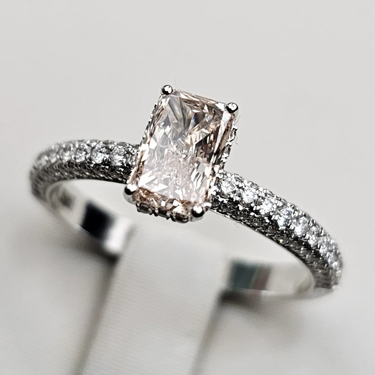 Кольцо Deimantas 110528594 17,5р 2,86гр 0,70ct 0,51ct. купить,NaN