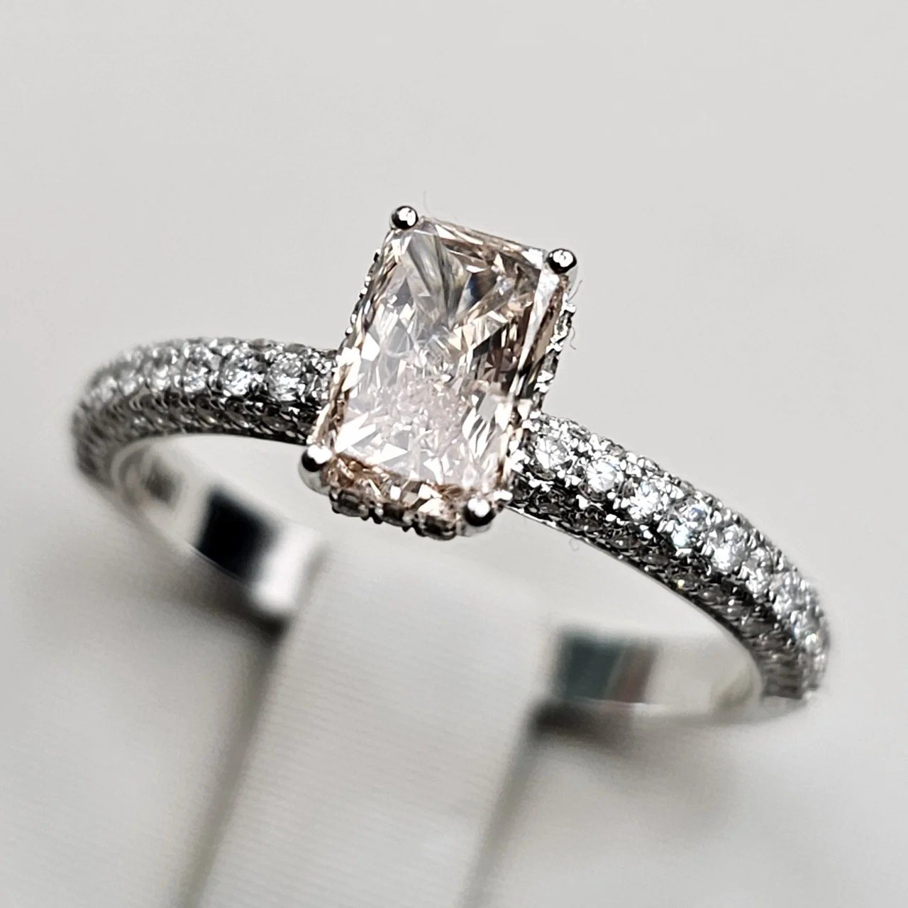 Кольцо Deimantas 110528594 17,5р 2,86гр 0,70ct 0,51ct. купить,NaN