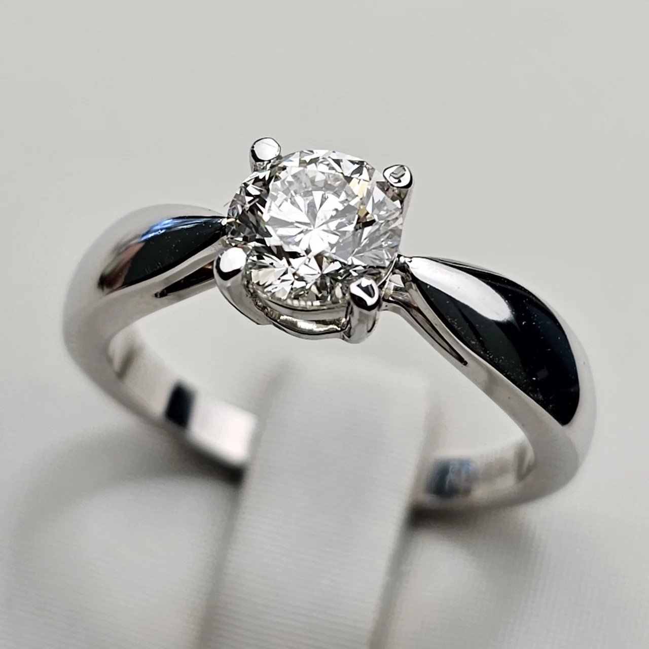 Кольцо Deimantas 110528576 17,5р 5,47гр 1,0ct. купить,NaN