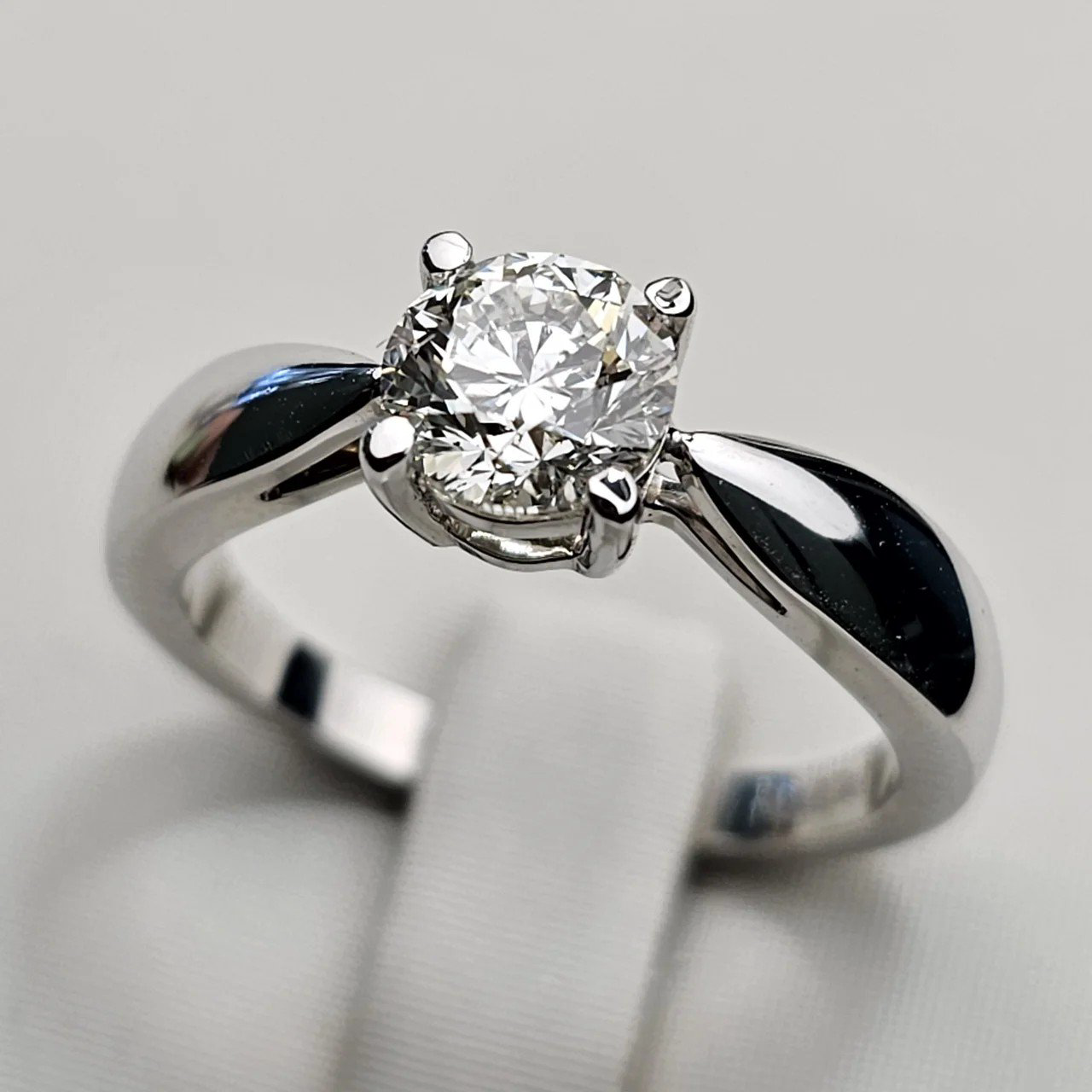 Кольцо Deimantas 110528576 17,5р 5,47гр 1,0ct. купить,NaN