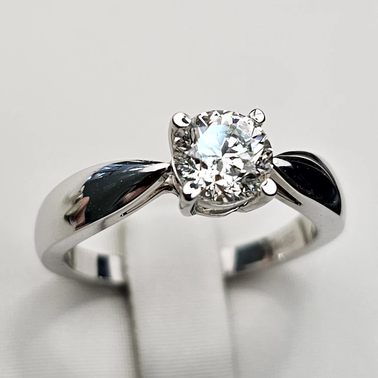 Кольцо Deimantas 110528576 17,5р 5,47гр 1,0ct. купить,NaN