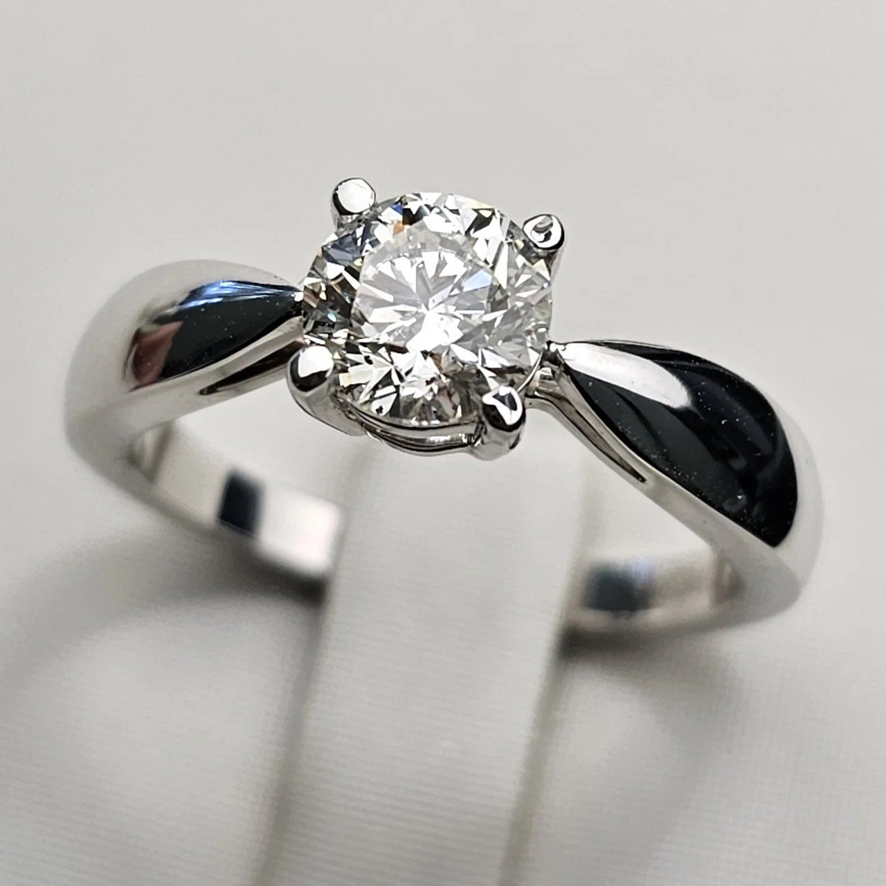 Кольцо Deimantas 110528576 17,5р 5,47гр 1,0ct. купить,NaN