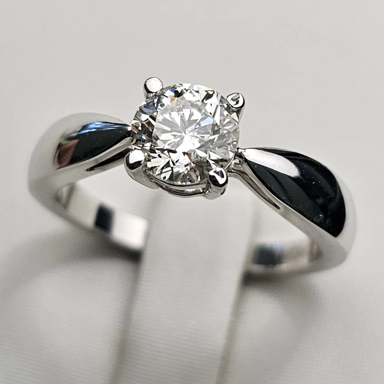 Кольцо Deimantas 110528576 17,5р 5,47гр 1,0ct. купить,NaN
