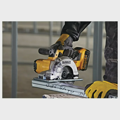 Пила дисковая DeWalt DCS373N-XJ