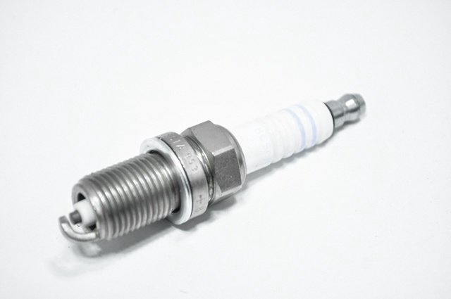 Свеча зажигания Bosch 0 242 230 557 купить,NaN