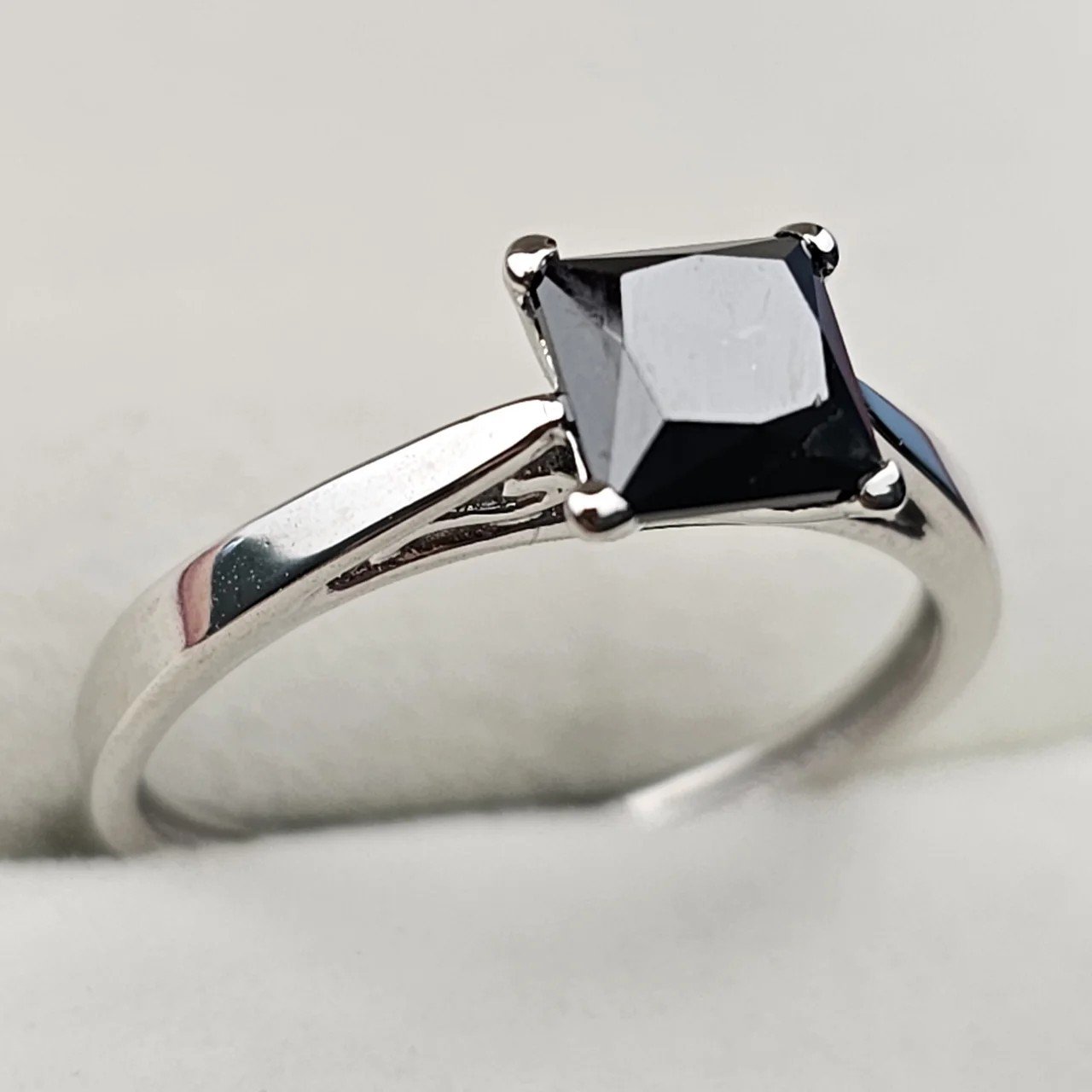 Кольцо Deimantas 110969475 17р 1,85гр 1,23ct. купить,NaN
