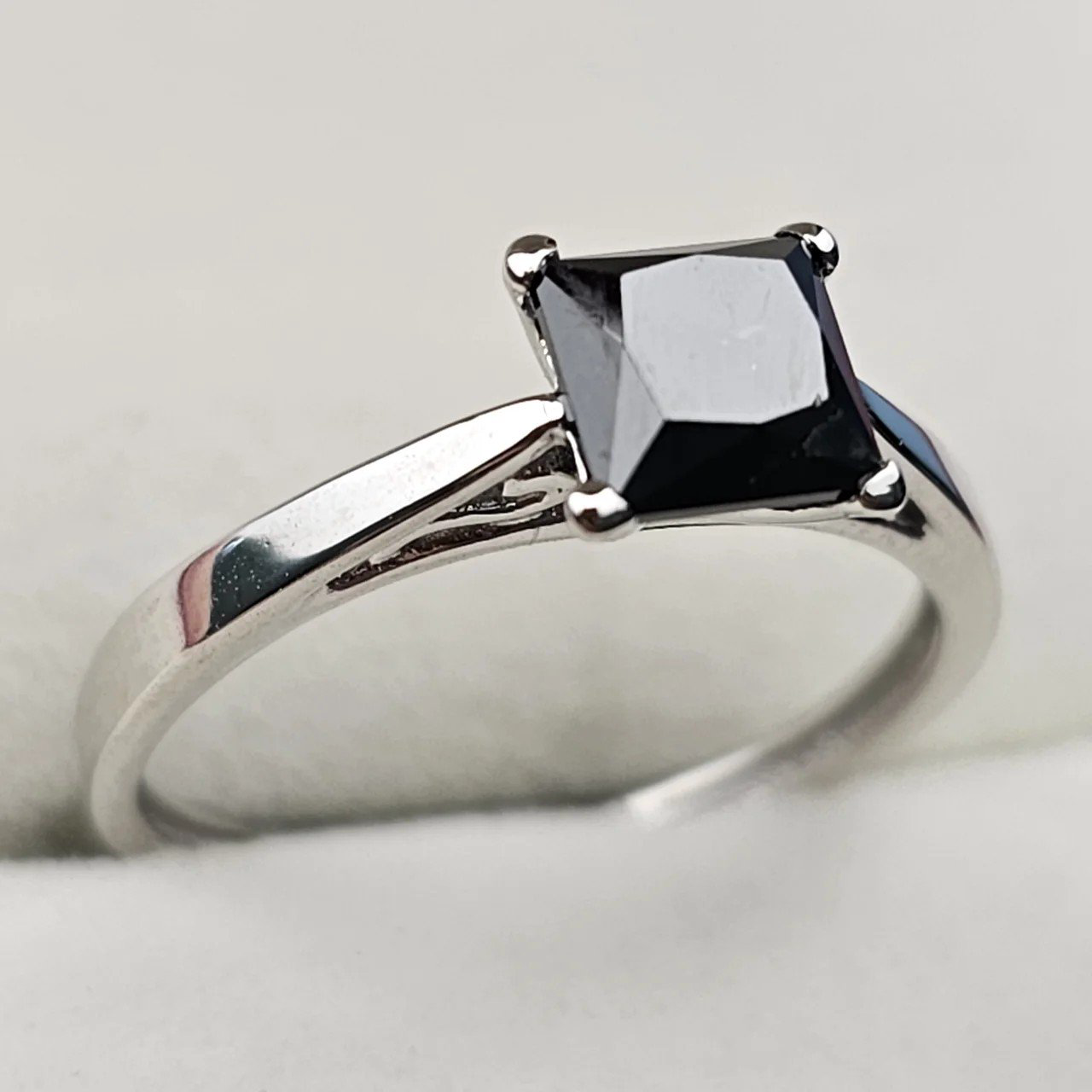 Кольцо Deimantas 110969475 17р 1,85гр 1,23ct. купить,NaN