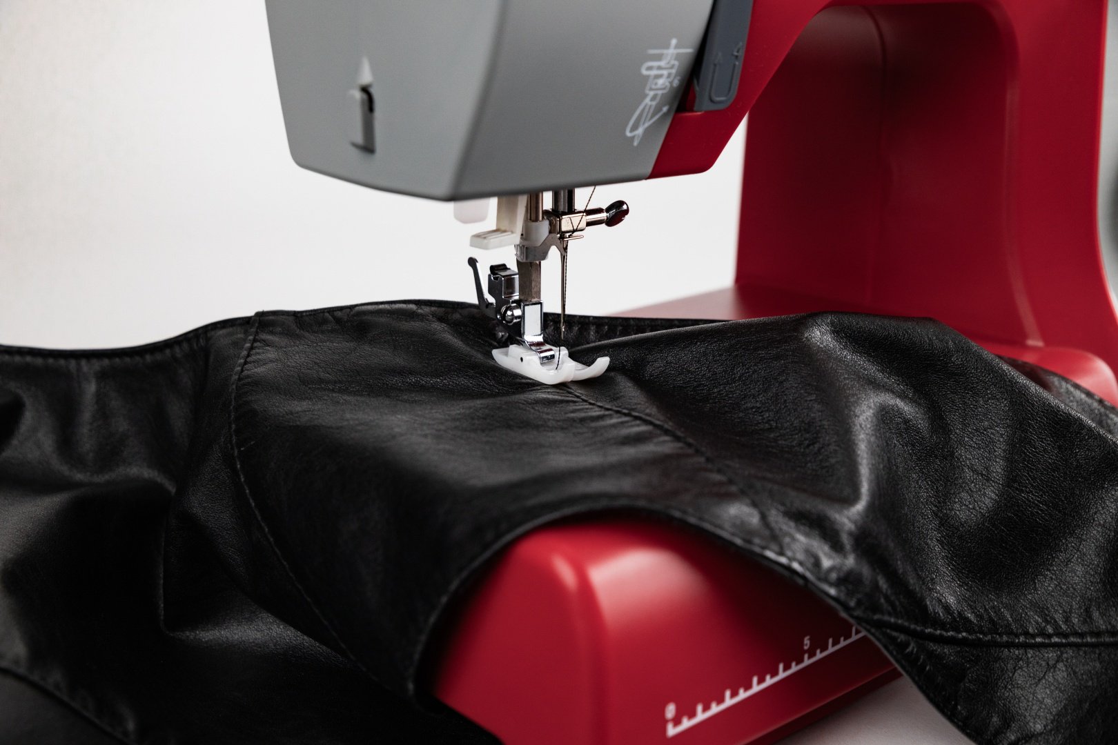 Швейная машина Veritas Power Stitch 17 серый, красный - ForteMarket Швейная машина Veritas Power Stitch 17 серый, красный купить,0