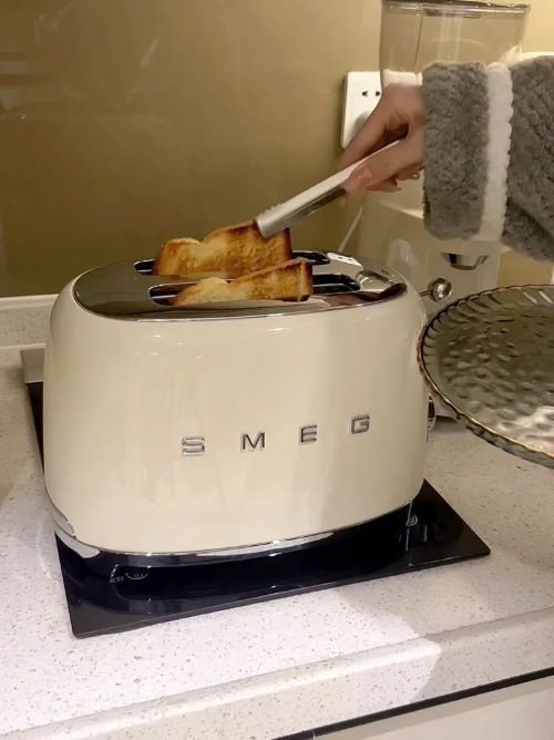 Тостер Smeg TSF01CREU бежевый купить,NaN
