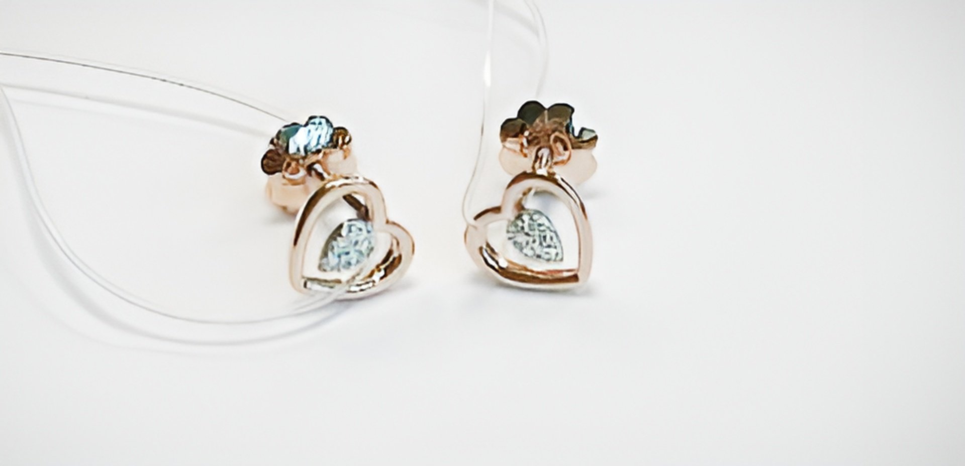 Пусеты Constella BB70479EWD4RT вес 0.77 г золото, бриллиант купить,NaN