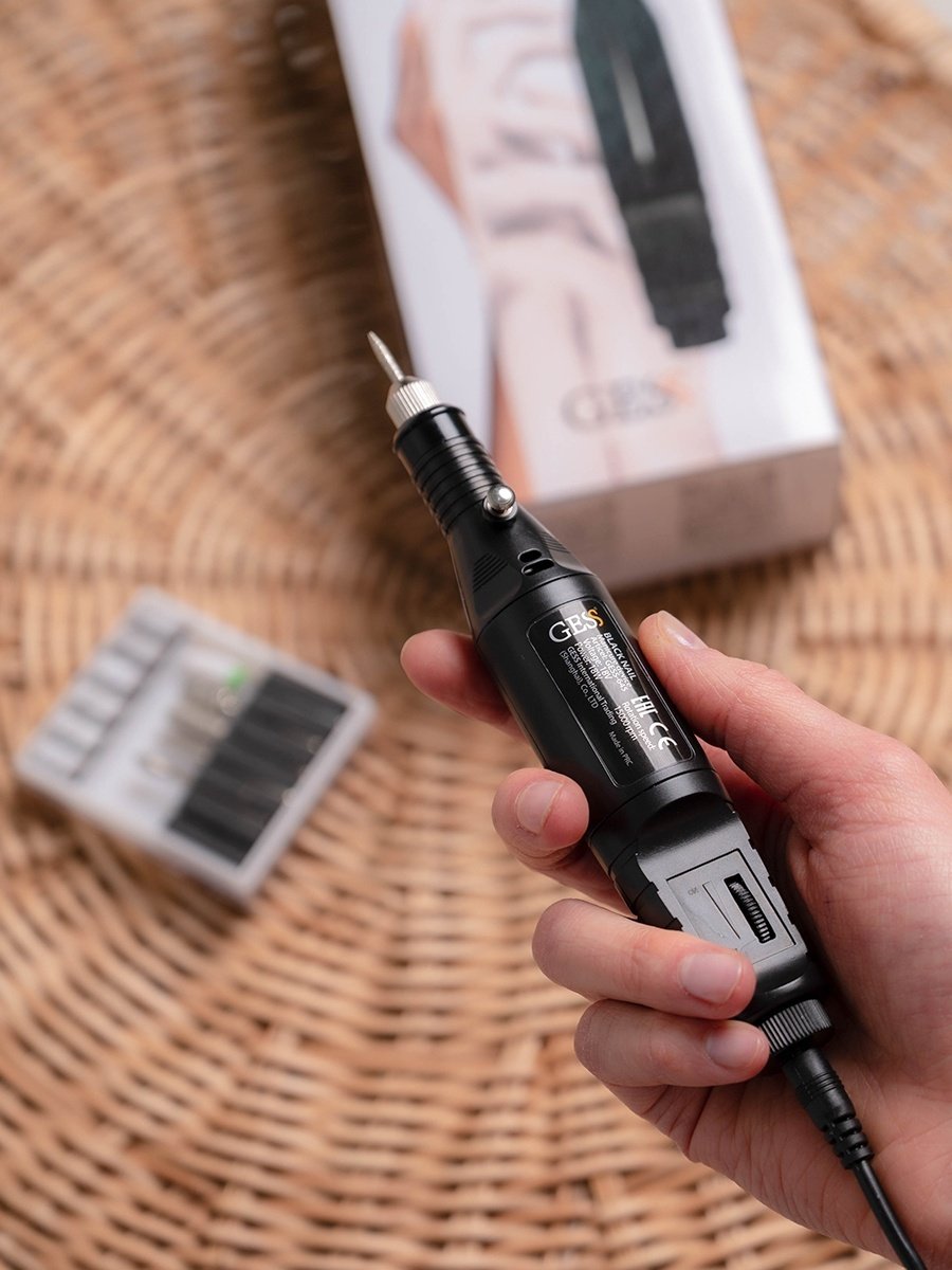GESS Black Nail аппарат для домашнего маникюра и педикюра
