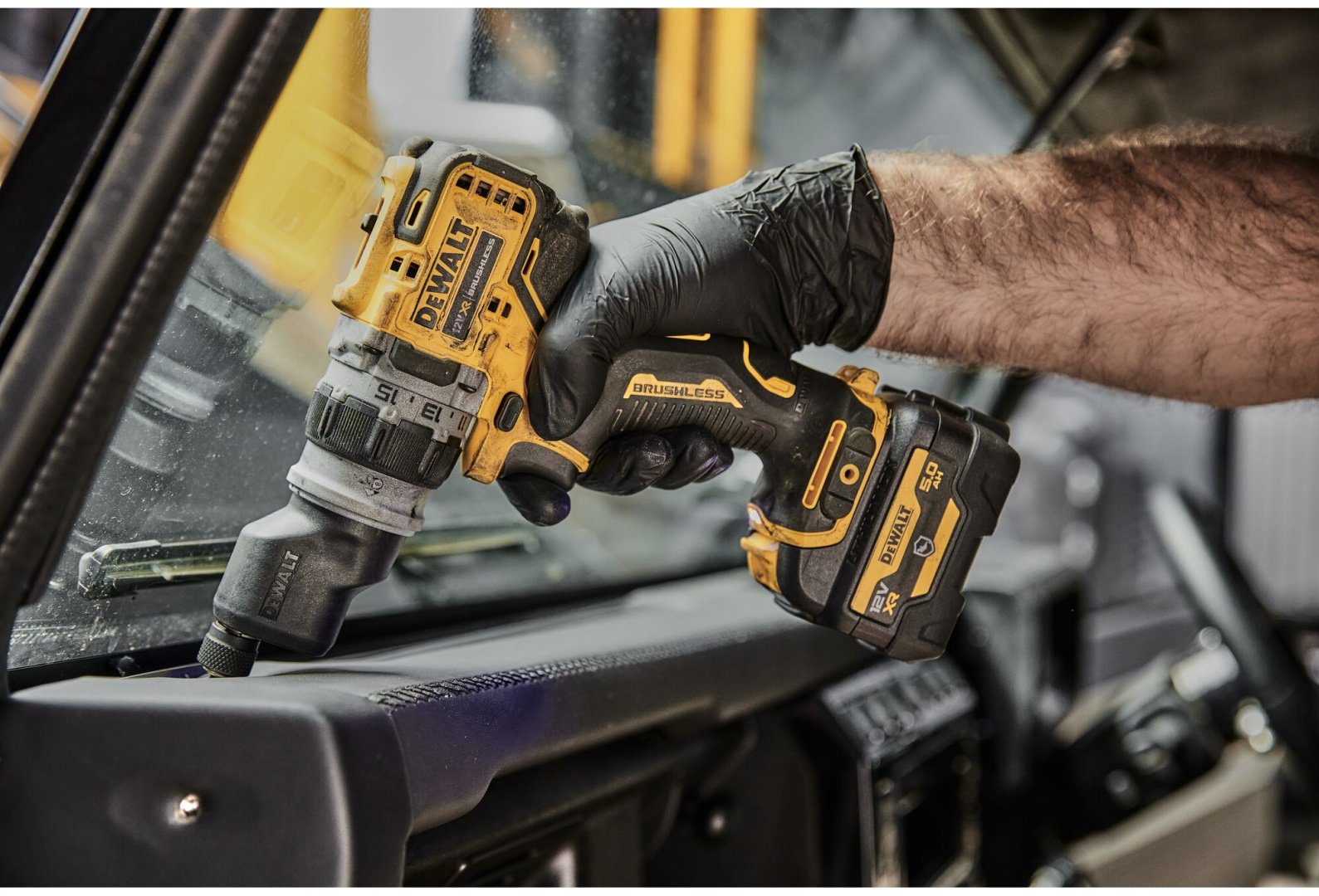 DeWALT дрель-шуруповерт DCD703NT (сменные головки, кейс) 12 В купить,0