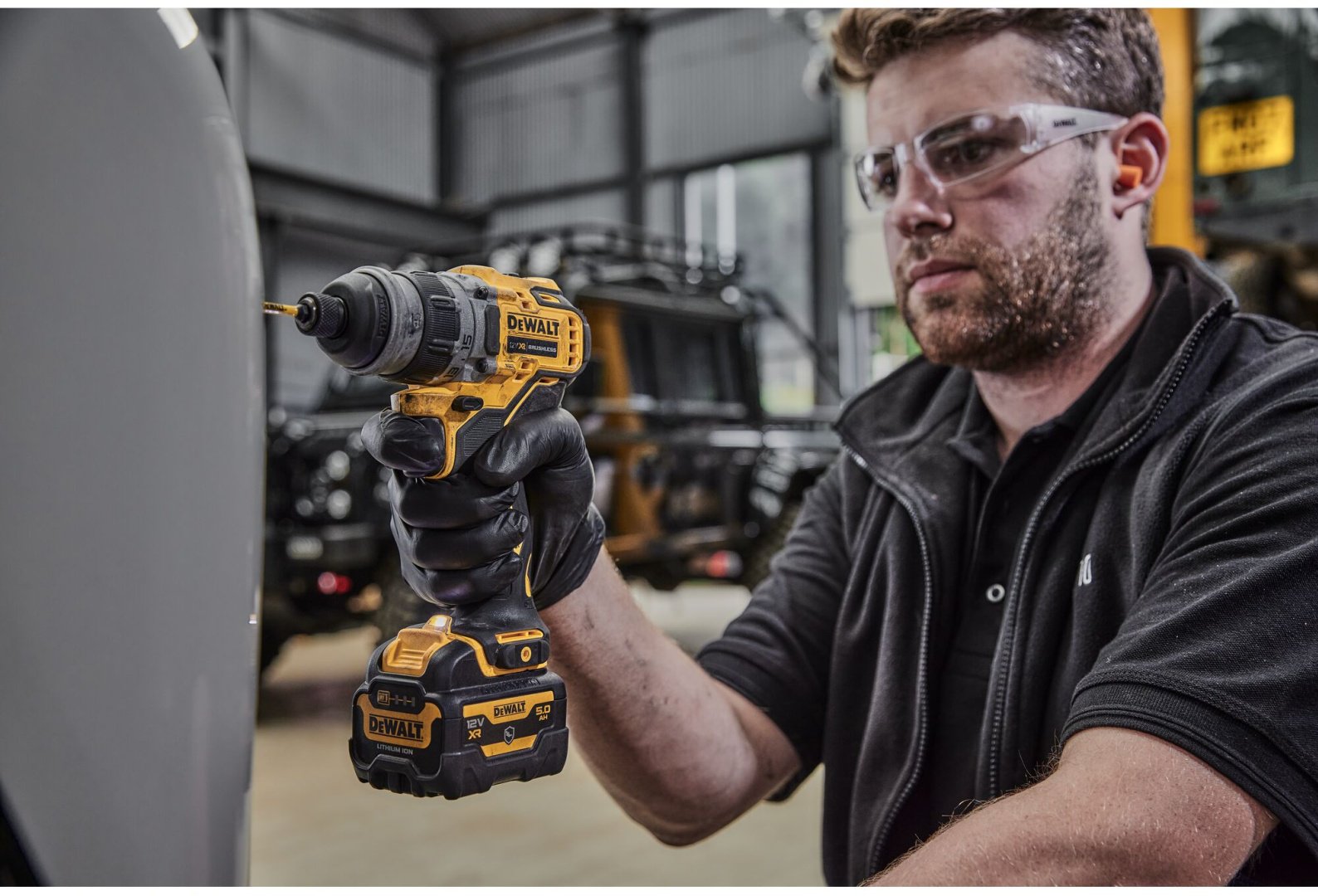 DeWALT дрель-шуруповерт DCD703NT (сменные головки, кейс) 12 В купить,0