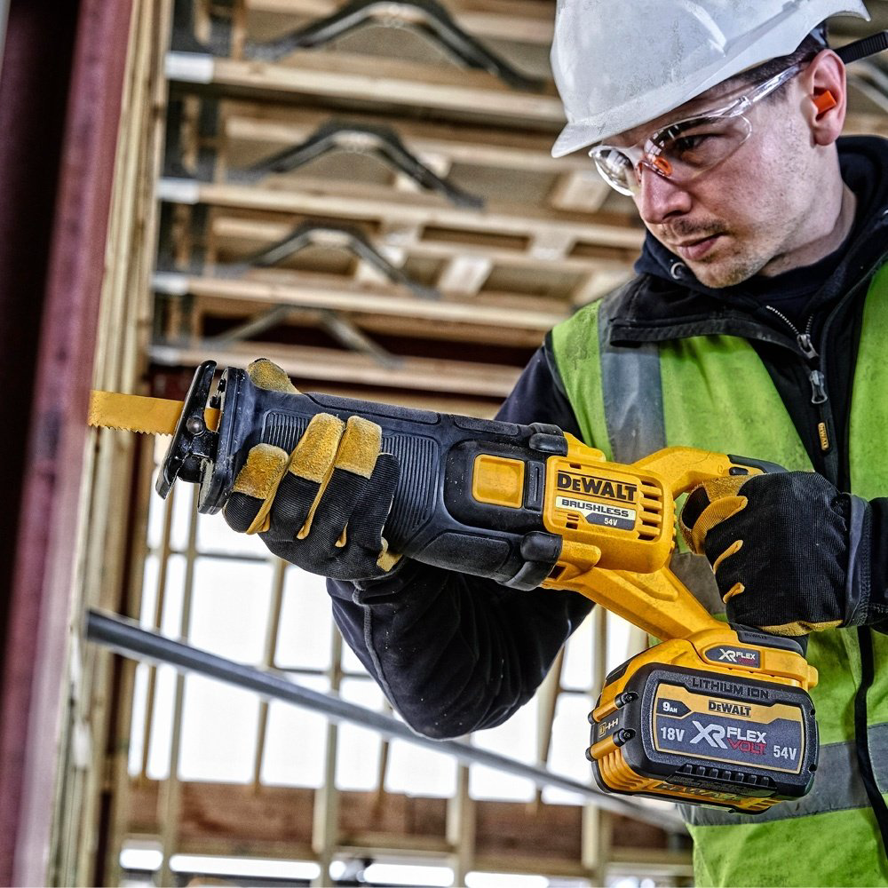 Сабельная пила DeWALT DCS389N-XJ без аккум. и ЗУ купить,NaN