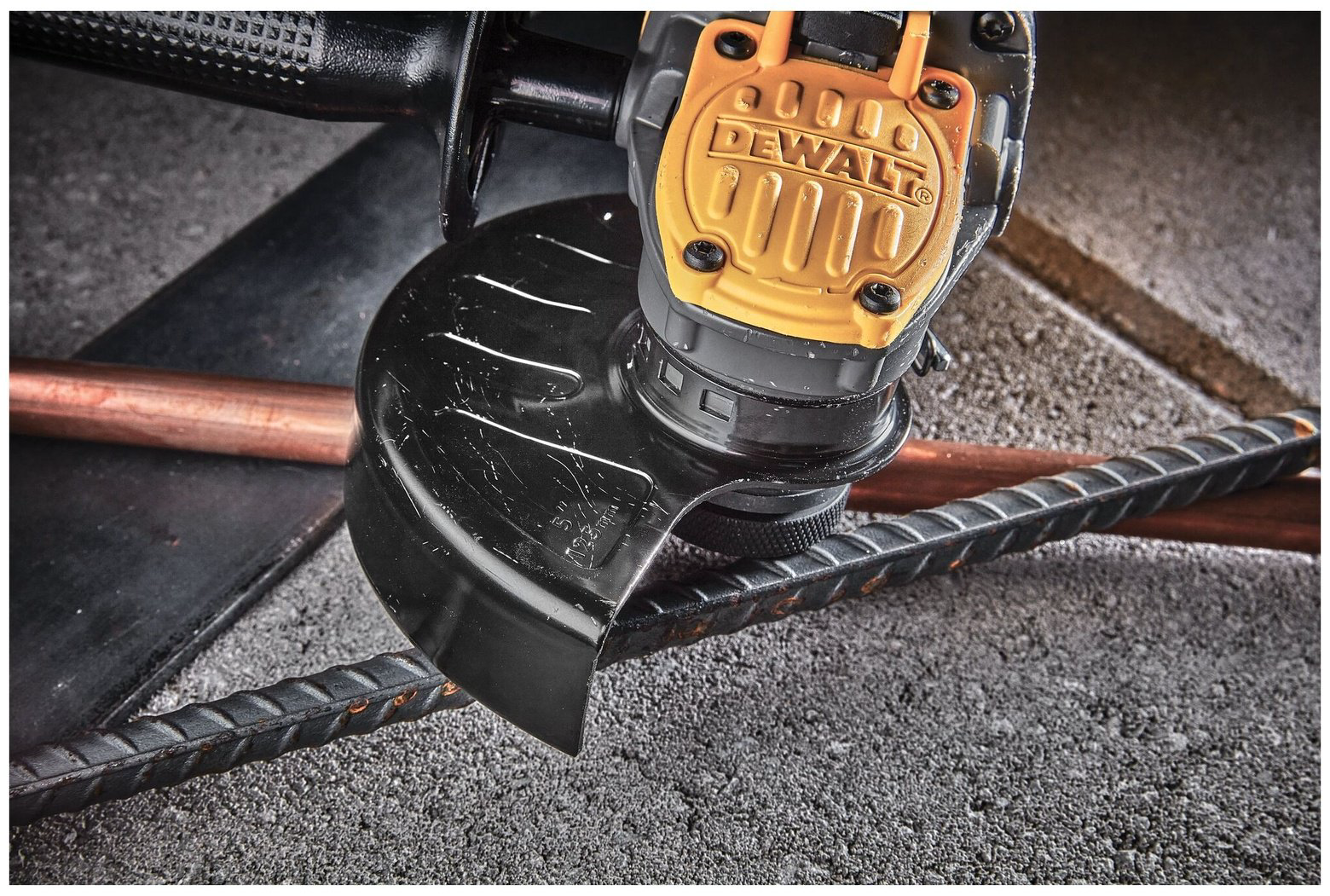 Шлифмашина угловая DeWALT DCG409NT-XJ купить,NaN