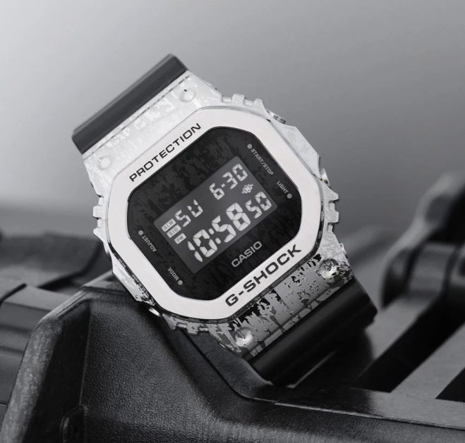 Часы Кварцевые CASIO GM-5600GC-1DR полимер, нержавеющая сталь купить,NaN