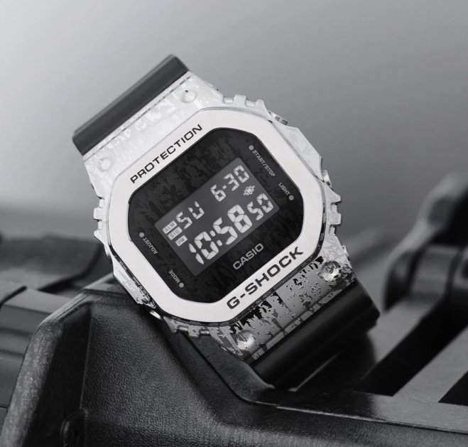 Часы Кварцевые CASIO GM-5600GC-1DR полимер, нержавеющая сталь купить,NaN