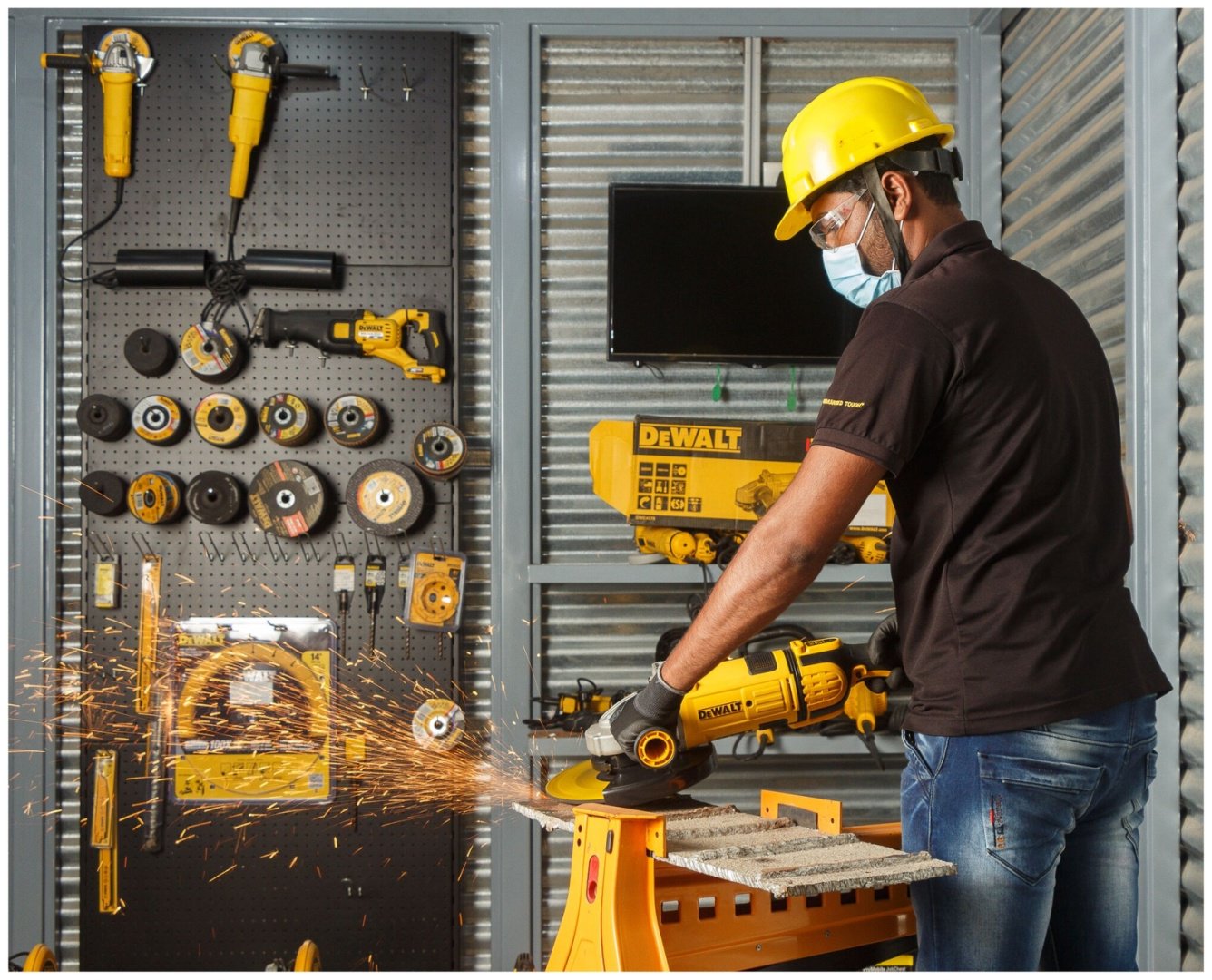 Шлифмашина угловая DeWALT DWE4579-QS купить,0