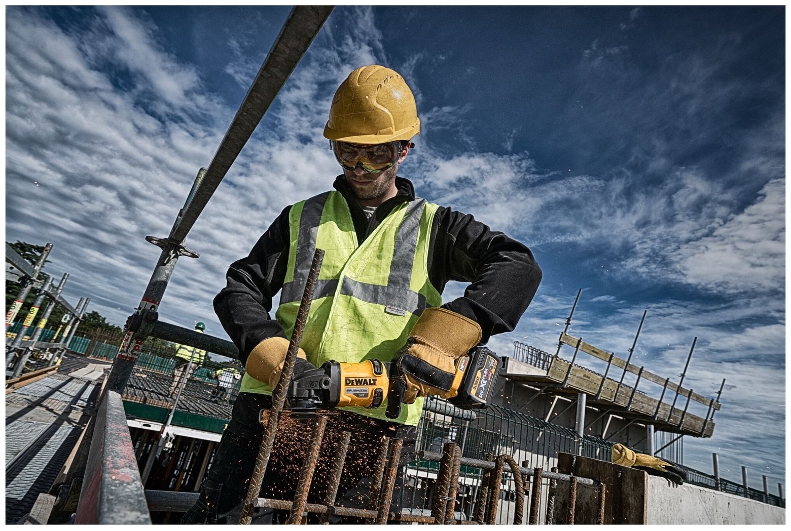 Шлифмашина угловая DeWALT DCG414N купить,152460