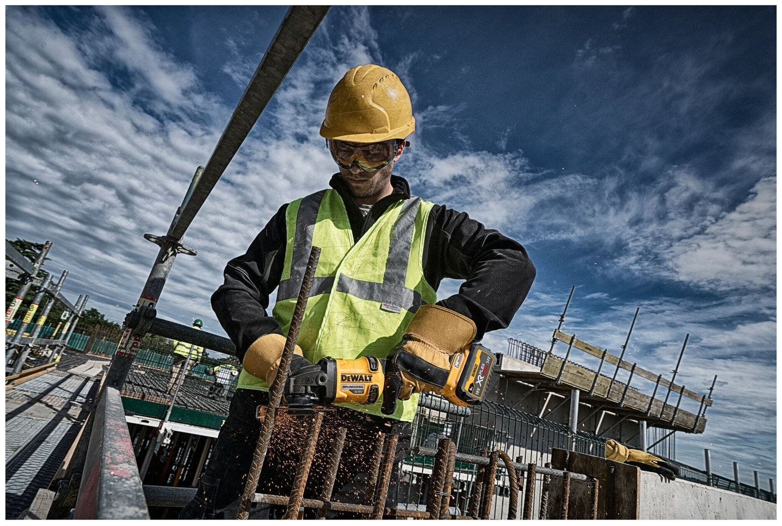 Шлифмашина угловая DeWALT DCG418T2-QW купить,NaN