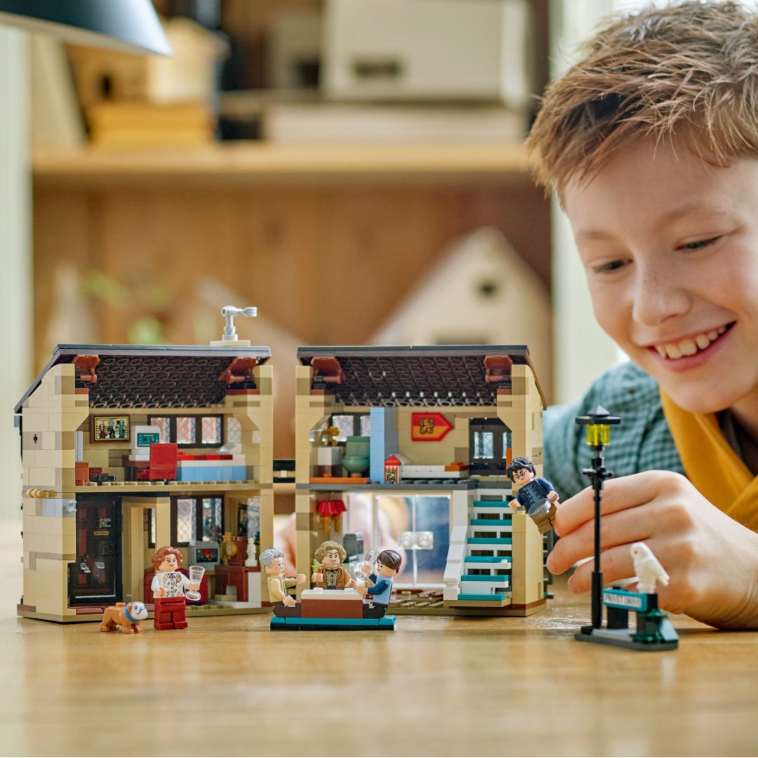 Конструктор LEGO Тисовая улица: визит тётушки Мардж Harry Potter, деталей 639 шт - ForteMarket Конструктор LEGO Тисовая улица: визит тётушки Мардж Harry Potter, деталей 639 шт купить,0