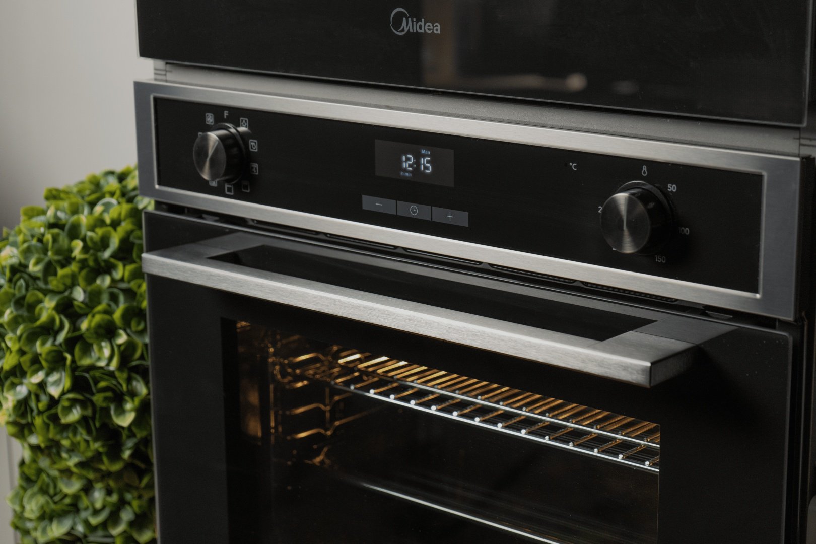 Духовой шкаф Midea MO72105X черный, стальной