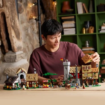 LEGO Средневековая городская площадь Icons 10332, деталей 3304 шт