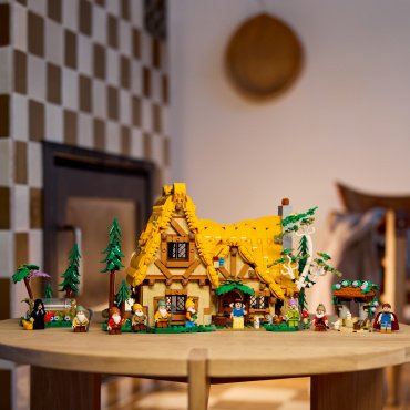 LEGO Домик Белоснежки и семи гномов Disney Princess 43242, деталей 2228 шт