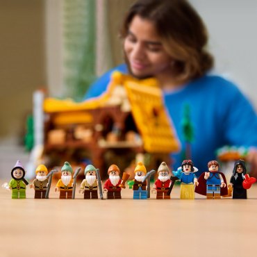 LEGO Домик Белоснежки и семи гномов Disney Princess 43242, деталей 2228 шт