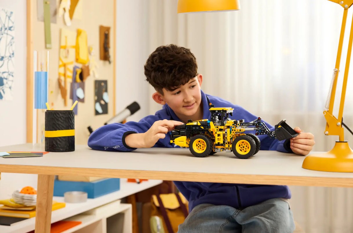Конструктор LEGO Электрический колесный погрузчик Volvo L120, деталей 973 шт купить,NaN