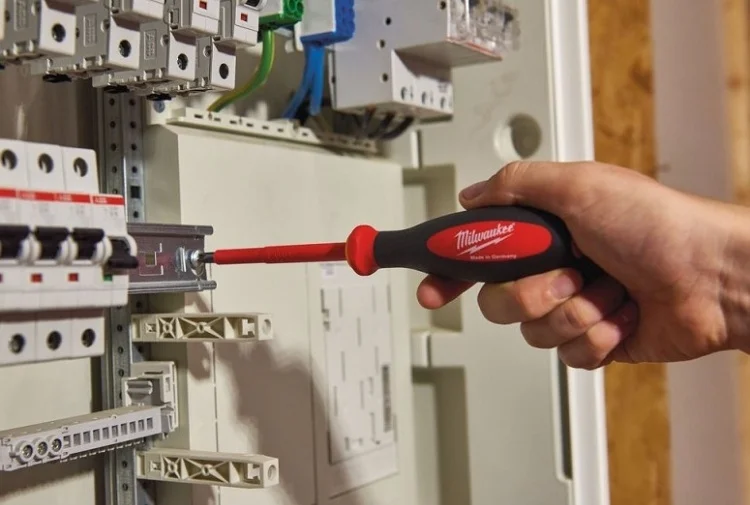 Отвертка Milwaukee 4932464048 VDE PZ2х100 - ForteMarket Отвертка Milwaukee 4932464048 VDE PZ2х100 купить,0