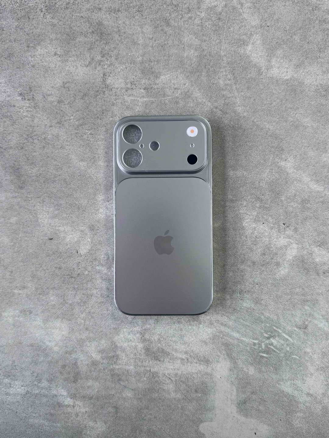 Чехол для Apple iPhone 16 серебристый купить,1500