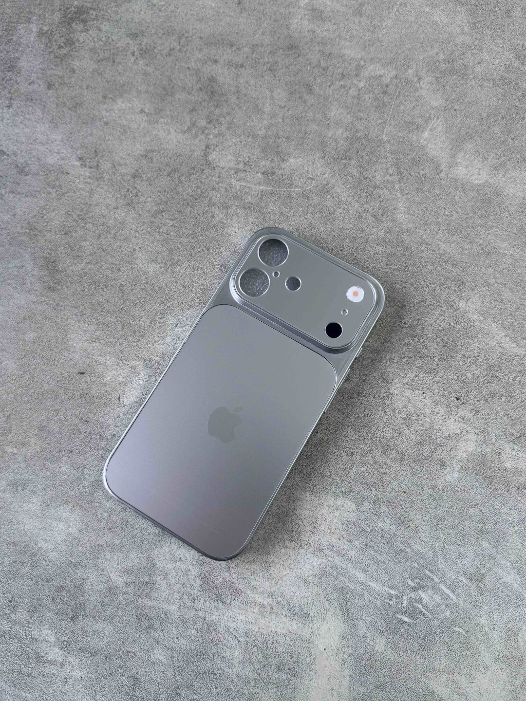 Чехол для Apple iPhone 16 серебристый купить,1500