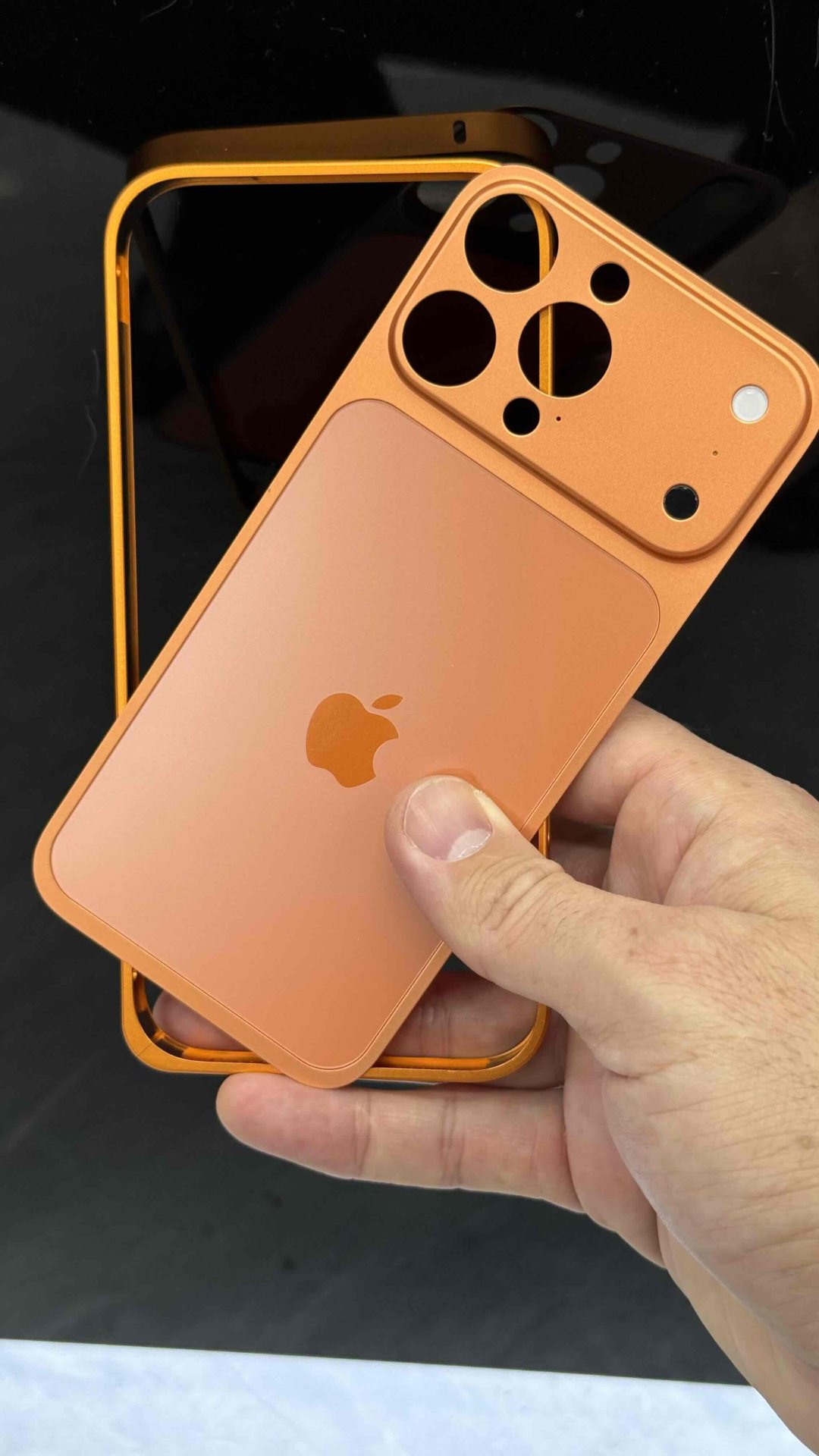Чехол для Apple iPhone 16 Pro оранжевый купить,1500