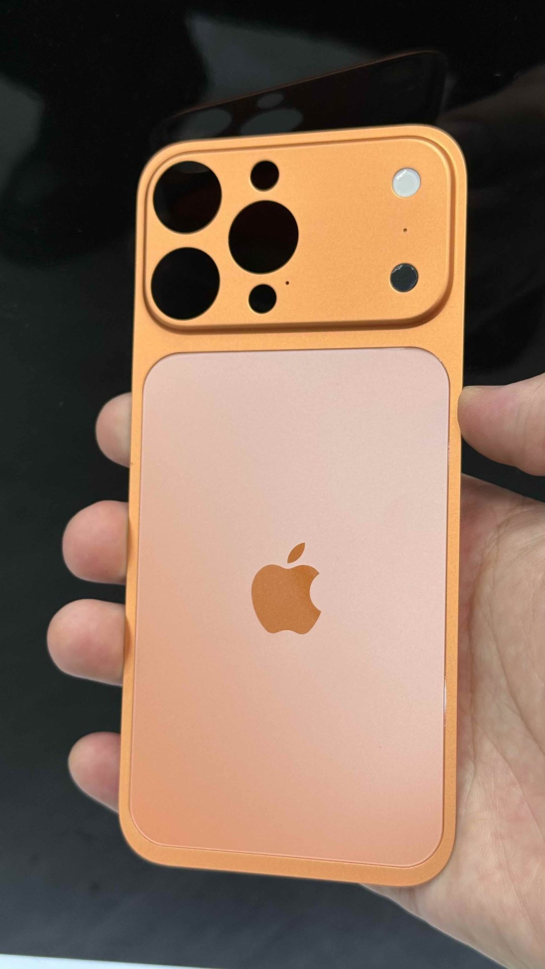 Чехол для Apple iPhone 16 Pro оранжевый купить,1500
