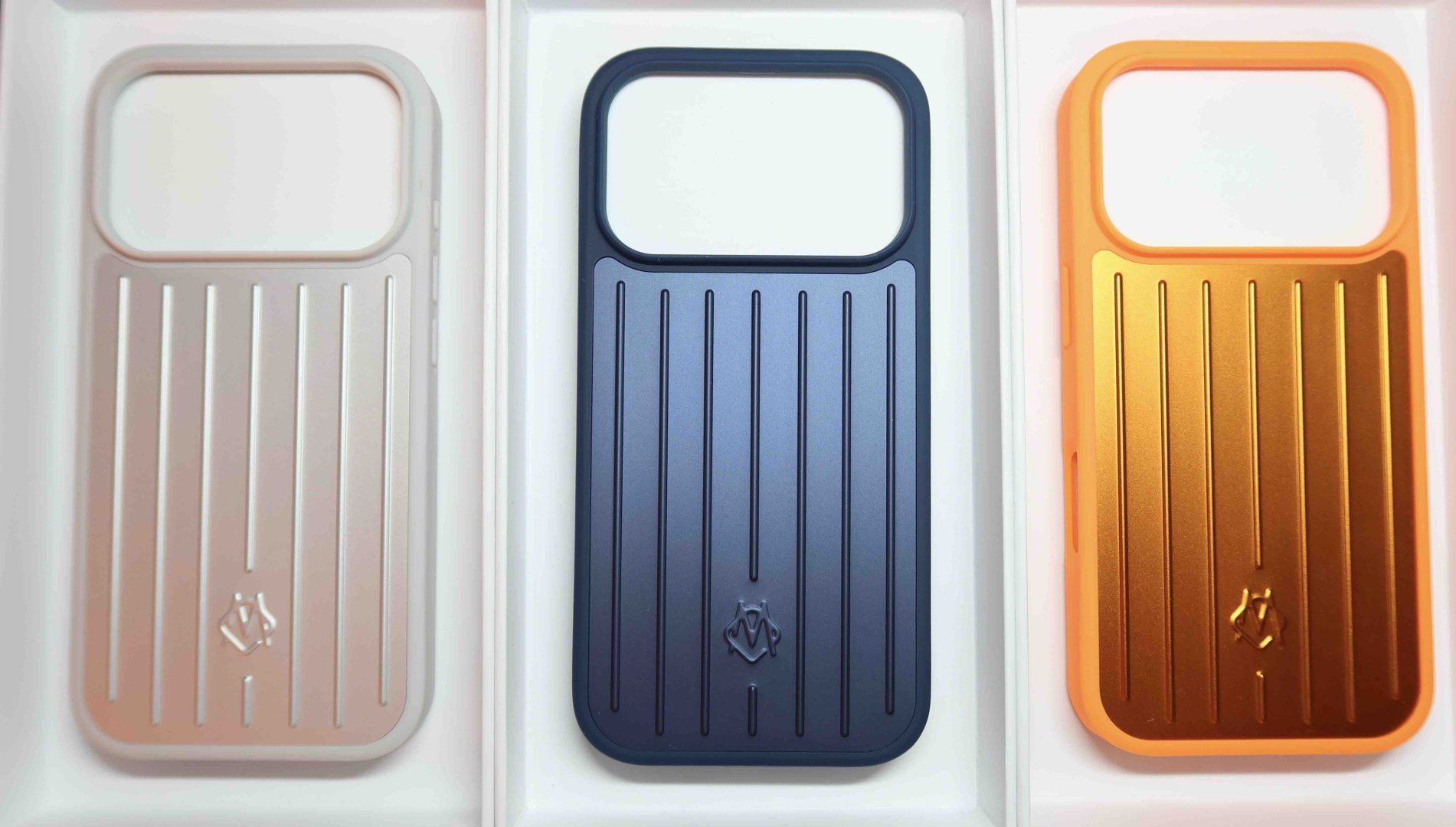 Чехол Rimowa для Apple iPhone 17 Pro Max синий купить,7990