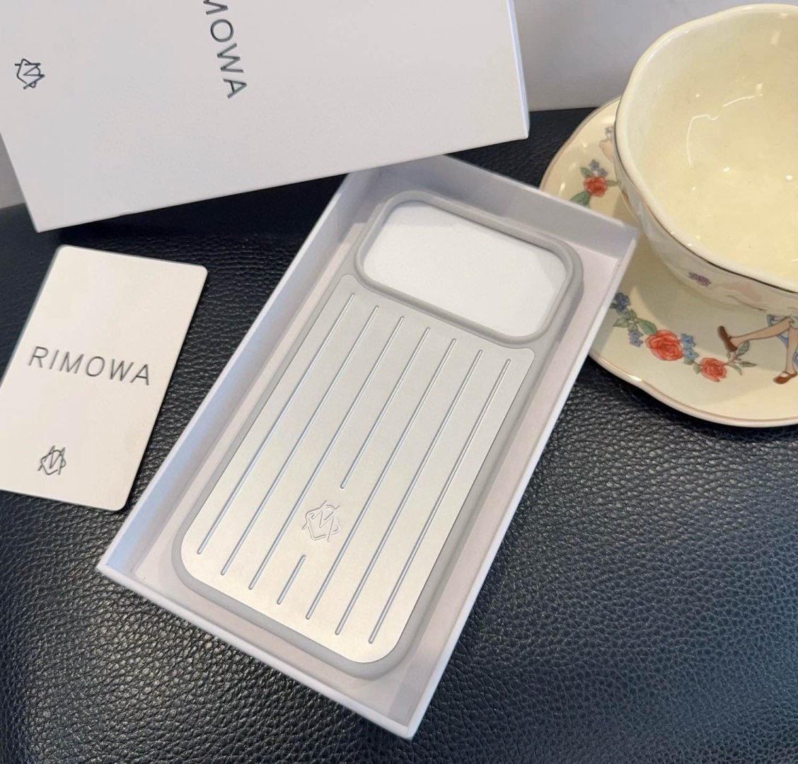 Чехол Rimowa для Apple iPhone 17 Pro серебристый - ForteMarket Чехол Rimowa для Apple iPhone 17 Pro серебристый купить,7990