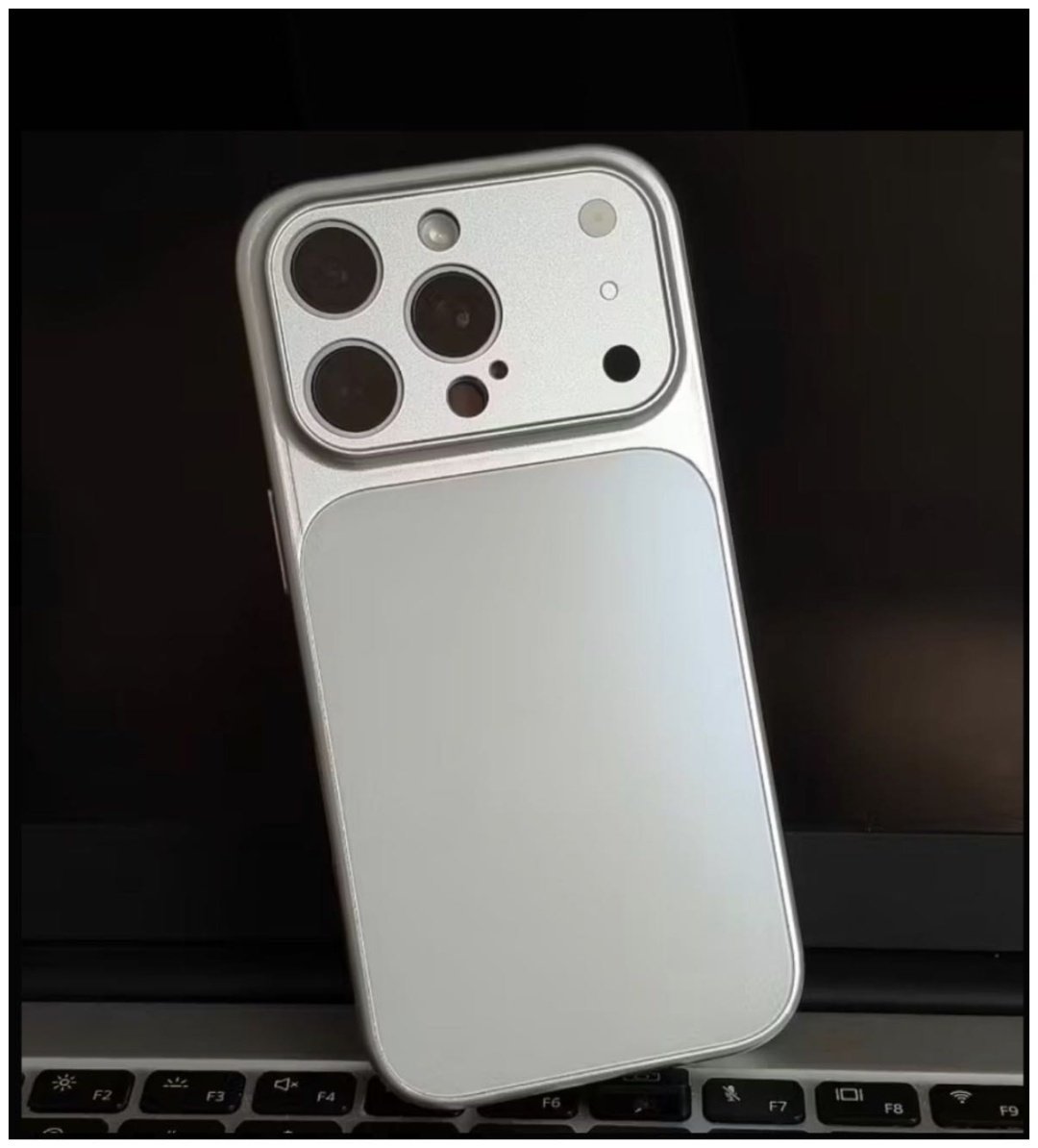 Чехол для Apple iPhone 16 Pro серебристый купить,1500