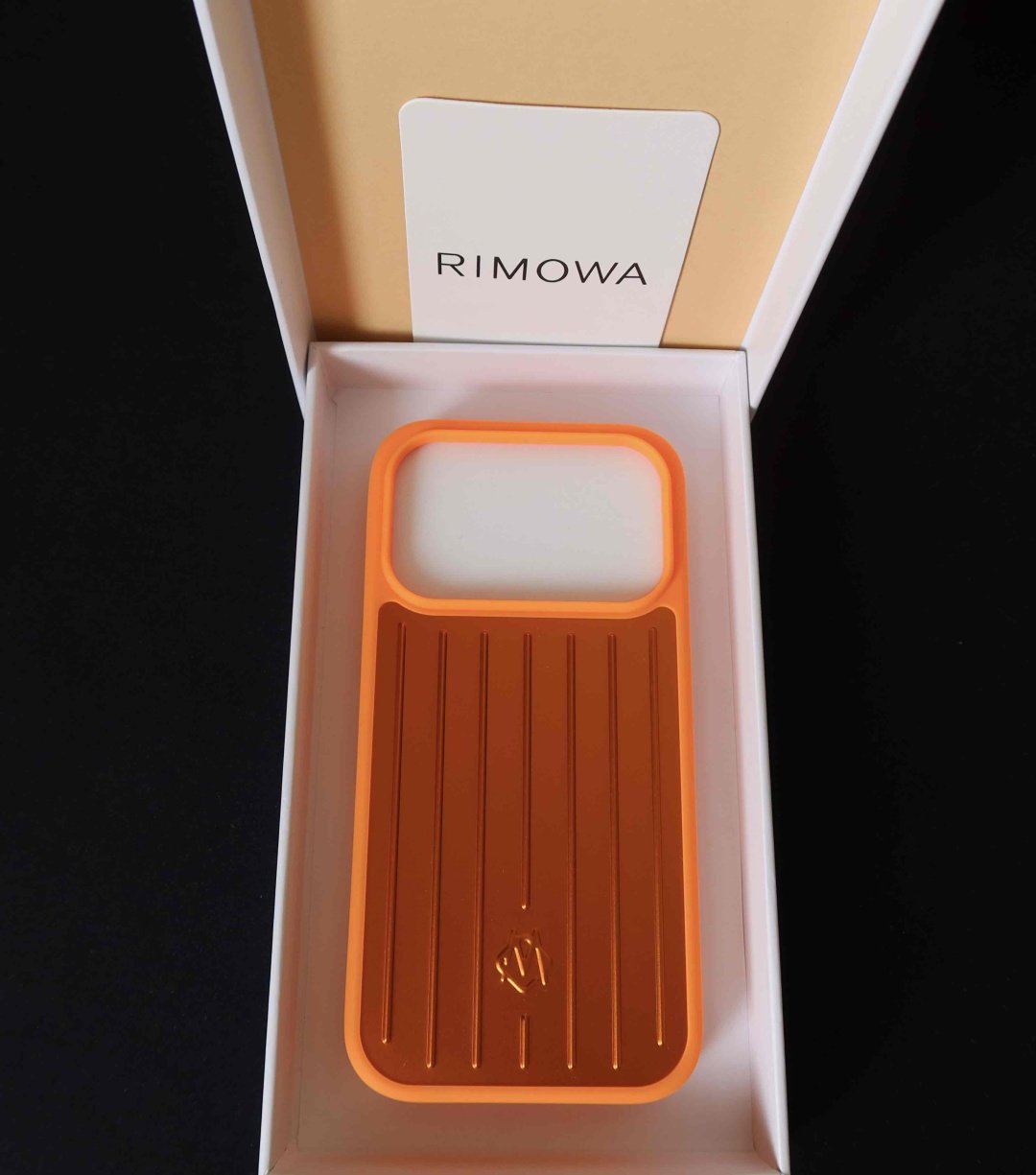Чехол Rimowa для Apple iPhone 17 Pro оранжевый - ForteMarket Чехол Rimowa для Apple iPhone 17 Pro оранжевый купить,7990