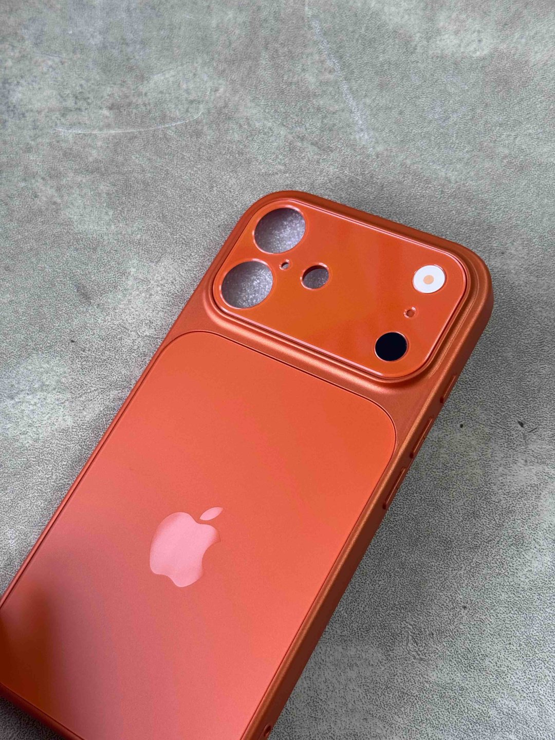Чехол для Apple iPhone 16 оранжевый купить,1500