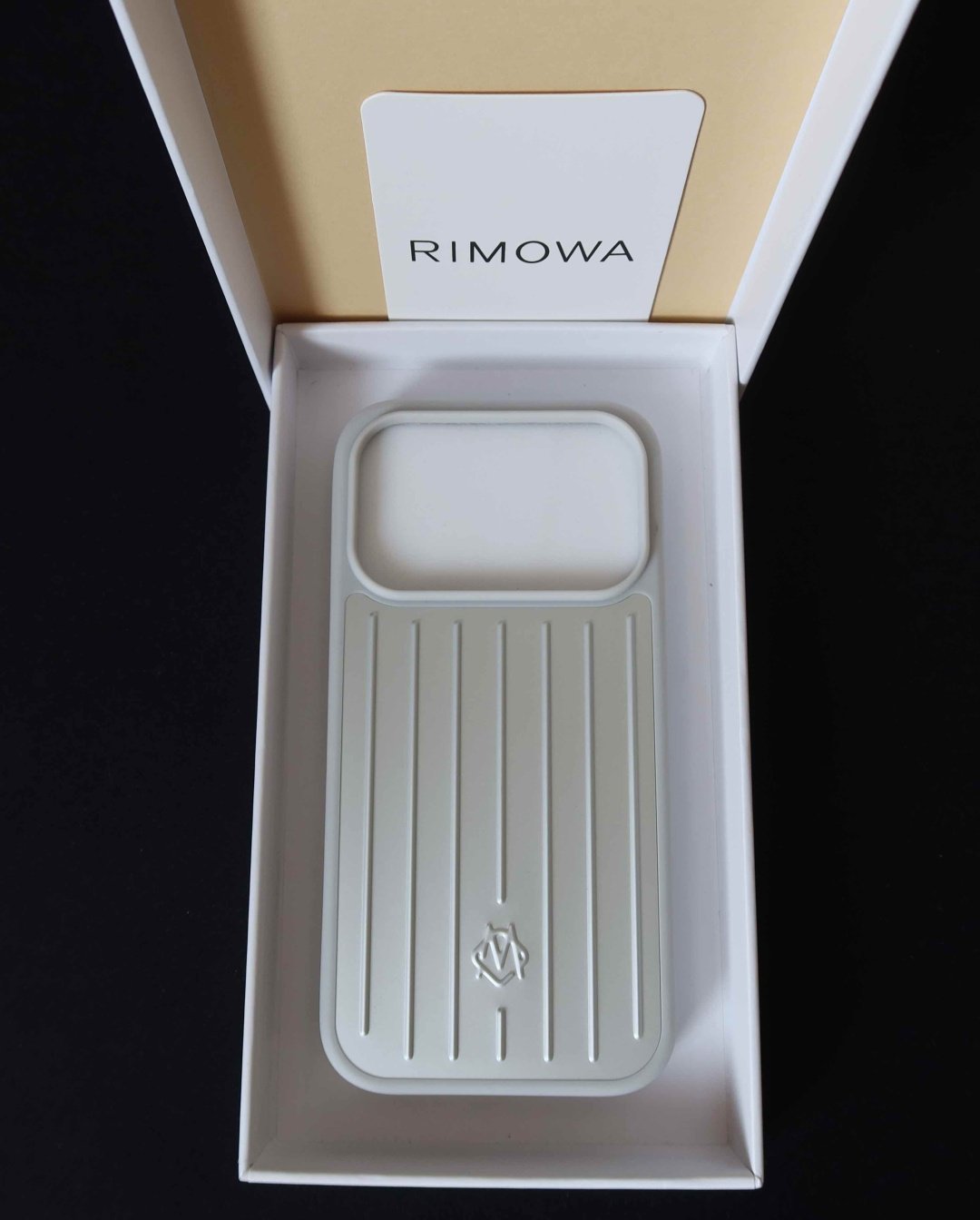 Чехол Rimowa для Apple iPhone 17 Pro серебристый купить,7990
