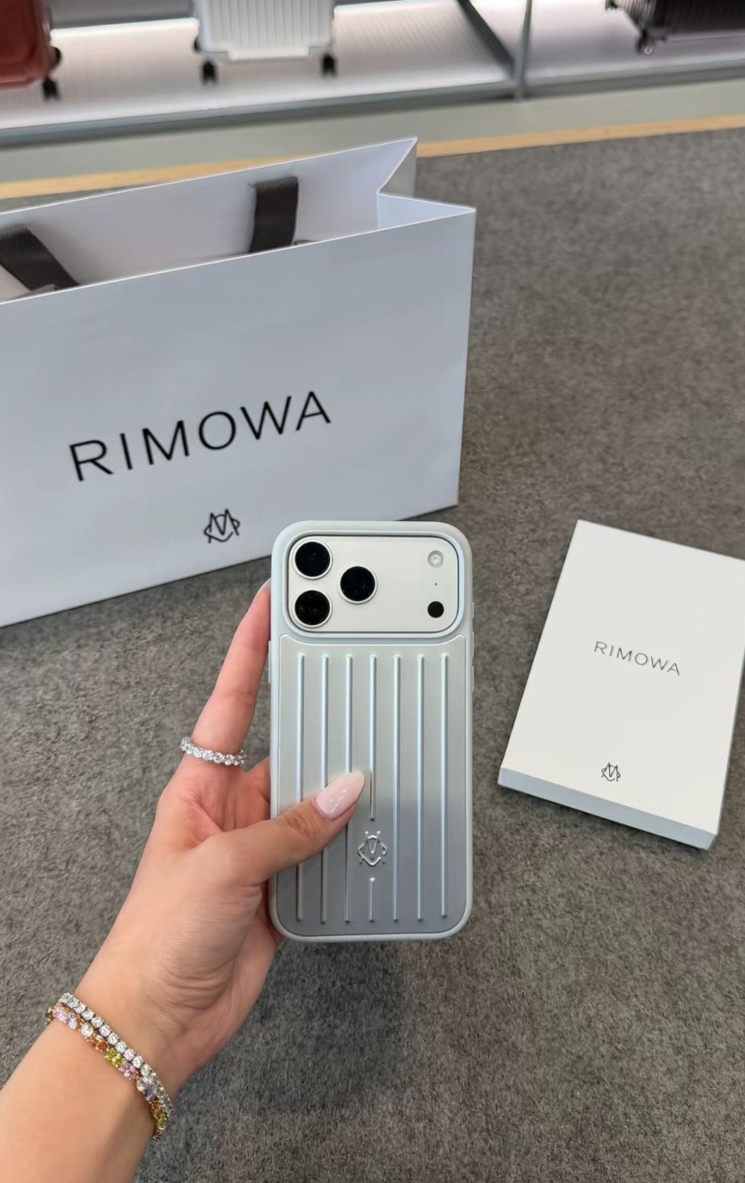 Чехол Rimowa для Apple iPhone 17 Pro серебристый купить,12000